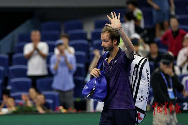 关于法国网球队鏖战意大利网球队，梅德韦杰夫关键制胜的信息